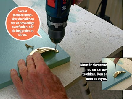 Male køkkenlåger: Tjek, om malingen er tør, efter 5-6 timer. Male køkkenlåger: Tjek, om malingen er tør, efter 5-6 timer.